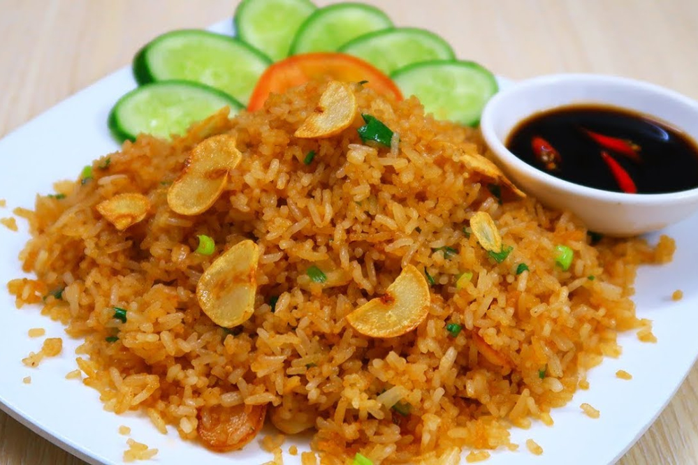 Cơm chiên tỏi trứng