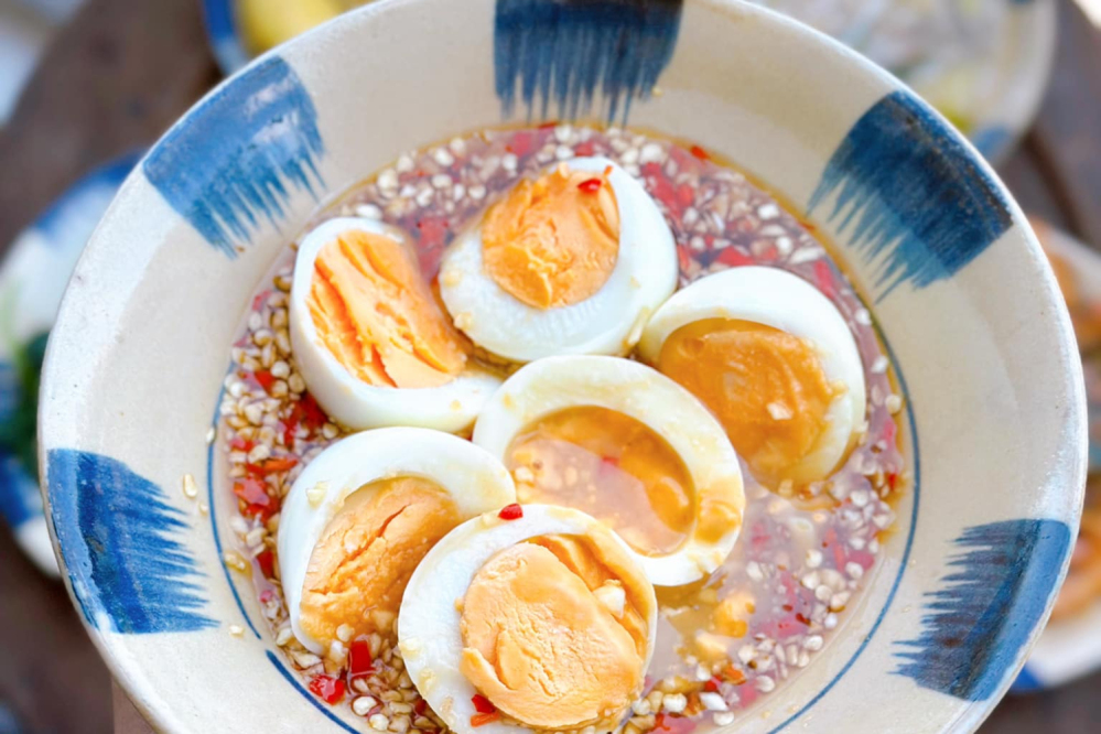 Trứng luộc dầm mắm tỏi
