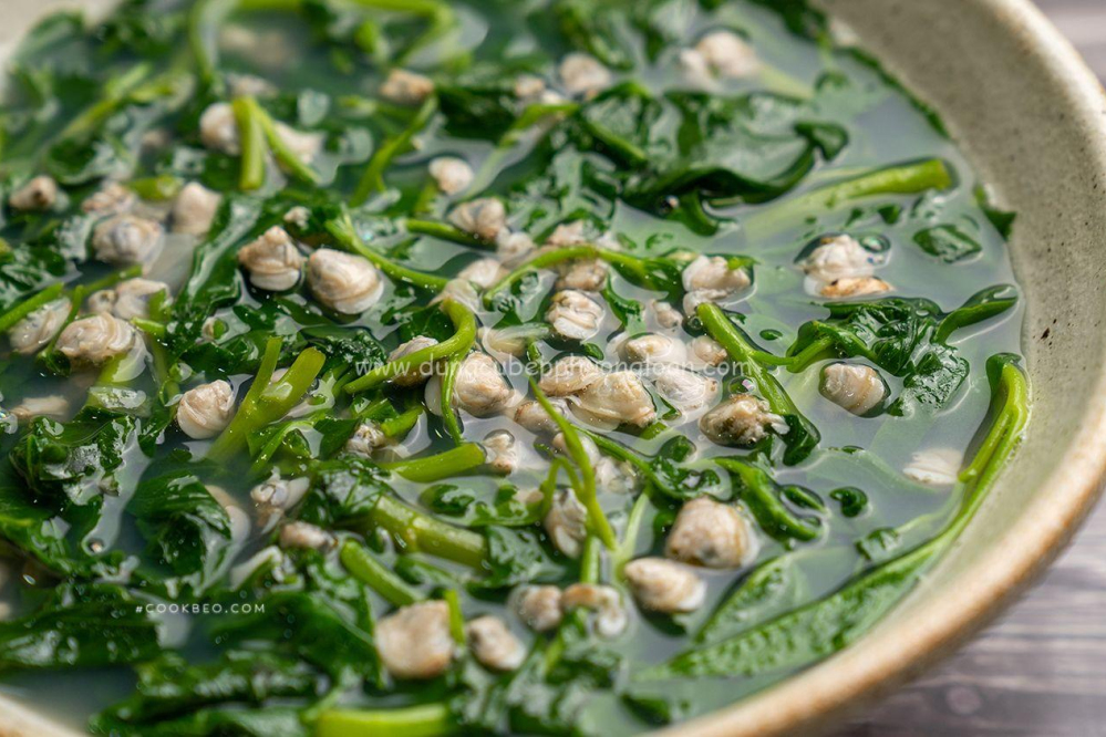 Canh rau muống nấu hến