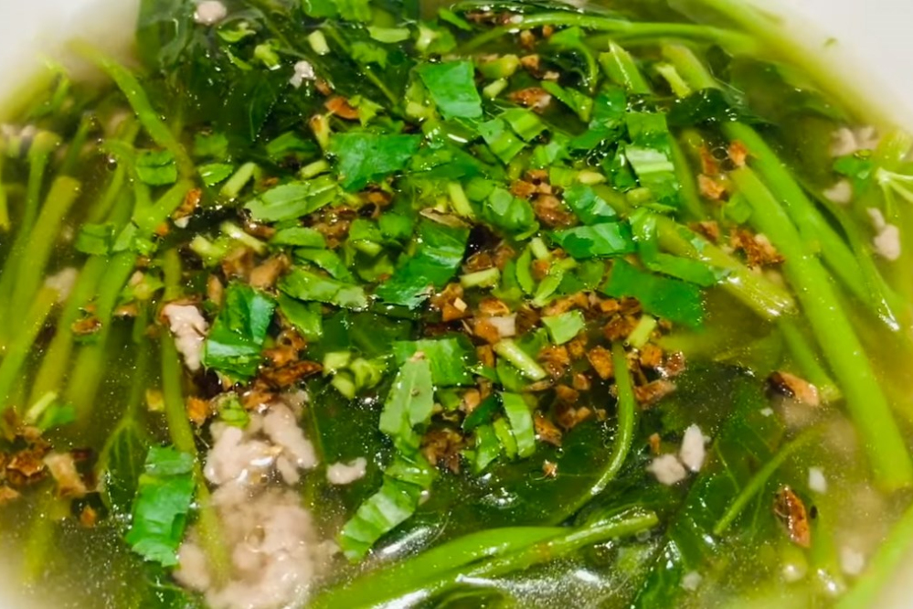 Canh rau muống nấu me