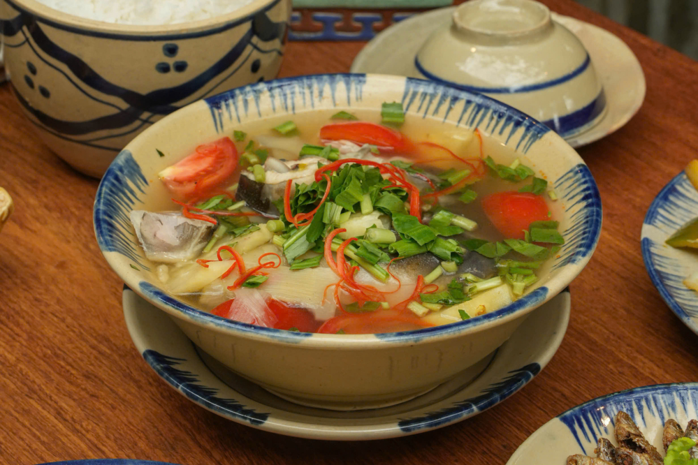 Canh chua (cá bớp, cá tầm, cá thu, cá lóc, cá basa, cá diêu hồng, tôm)