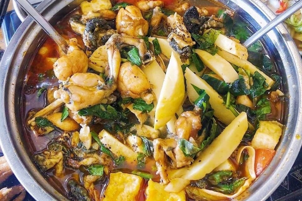 Lẩu ếch nấu măng