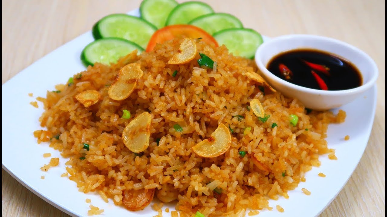 Cơm chiên tỏi trứng