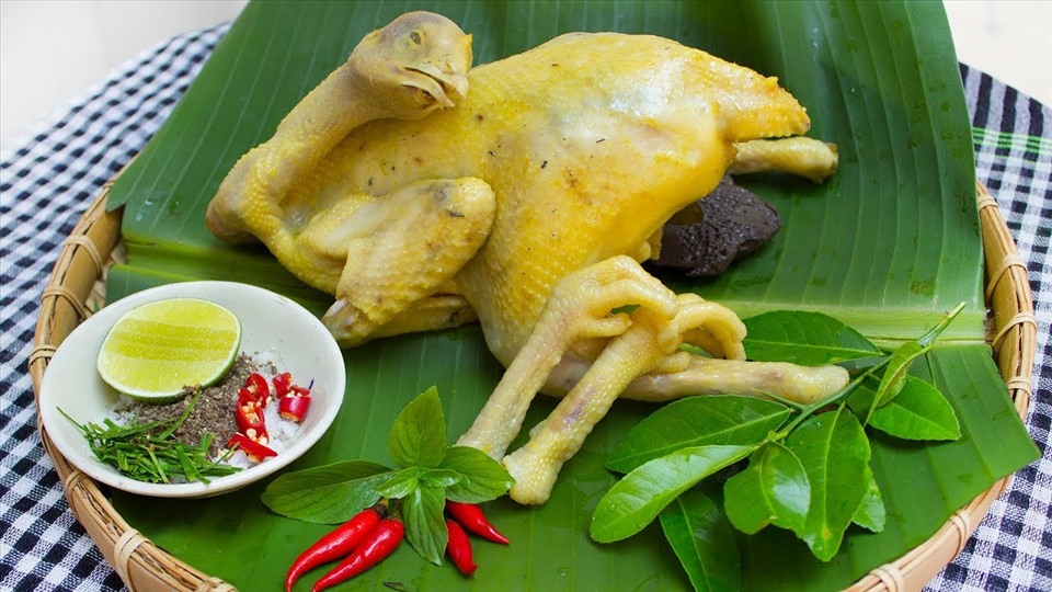 Gà ta luộc nguyên con