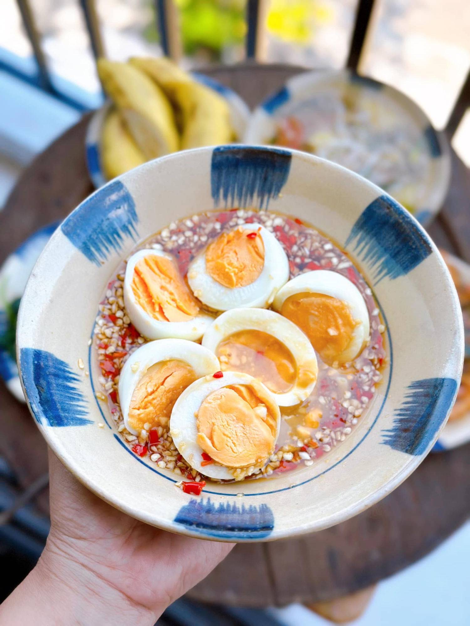 Trứng luộc dầm mắm tỏi