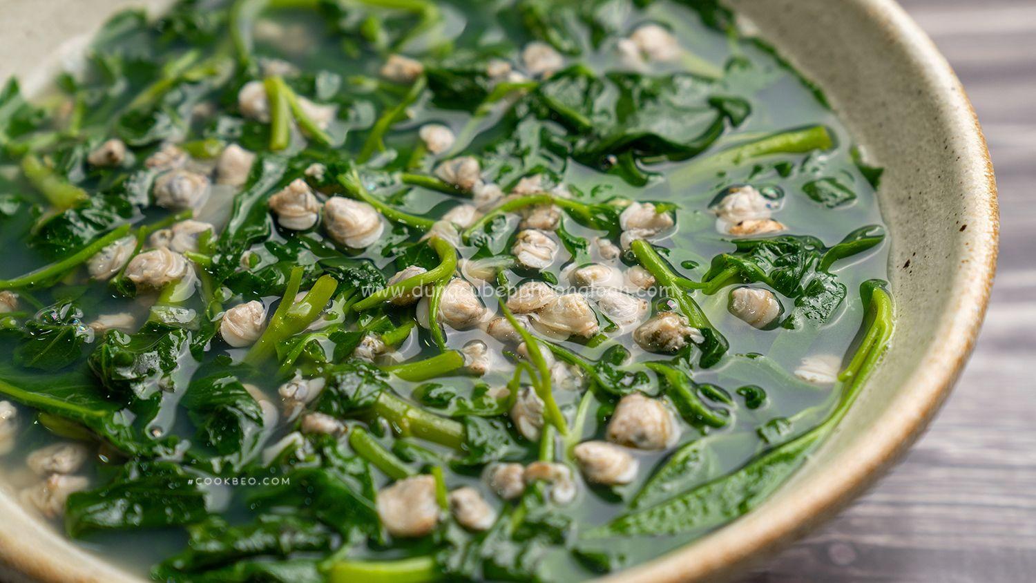 Canh rau muống nấu hến