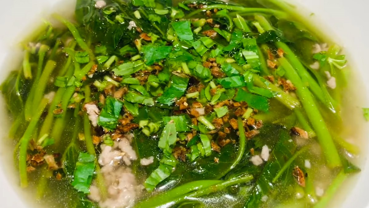 Canh rau muống nấu me