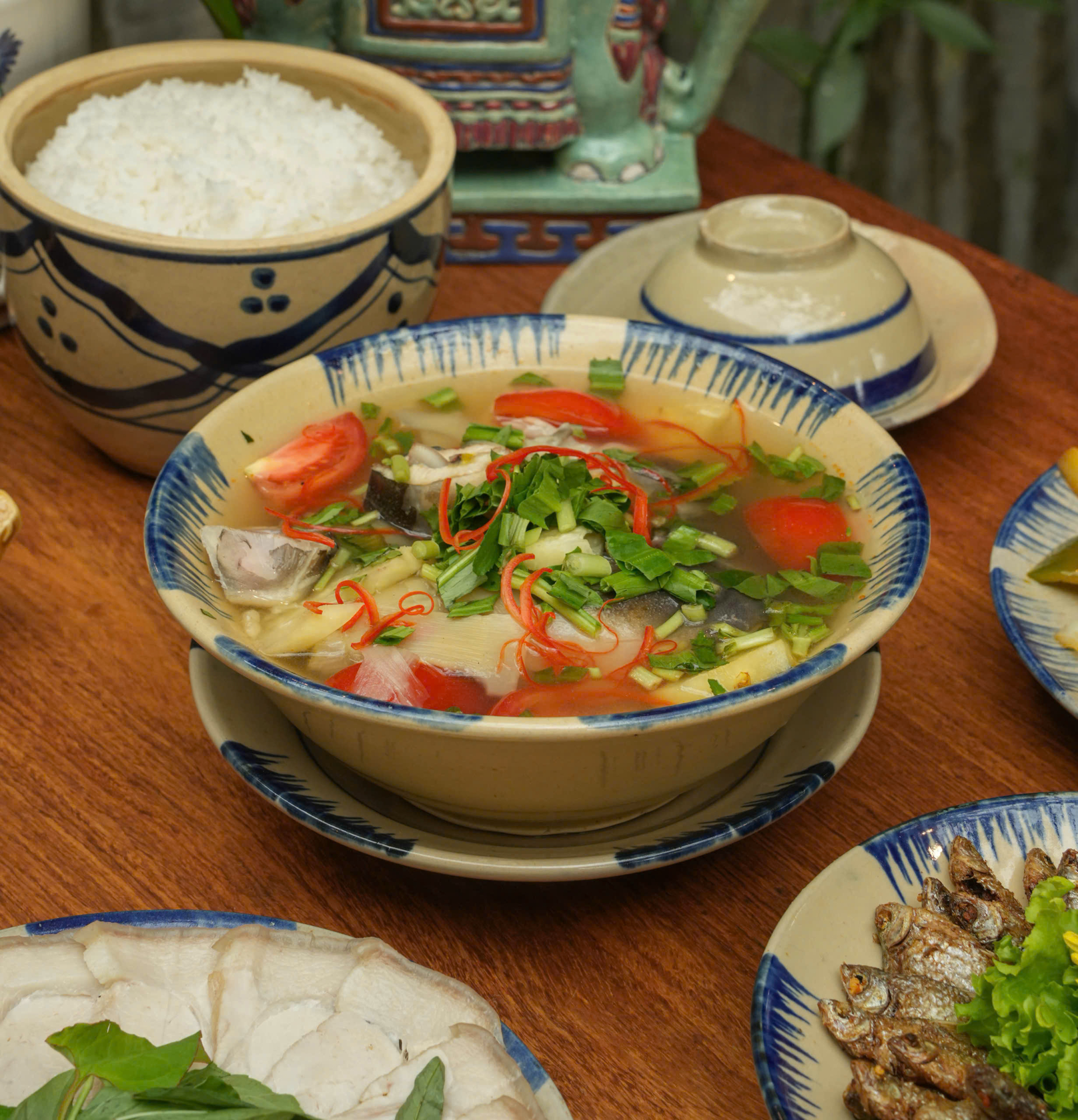 Canh chua (cá bớp, cá tầm, cá thu, cá lóc, cá basa, cá diêu hồng, tôm)