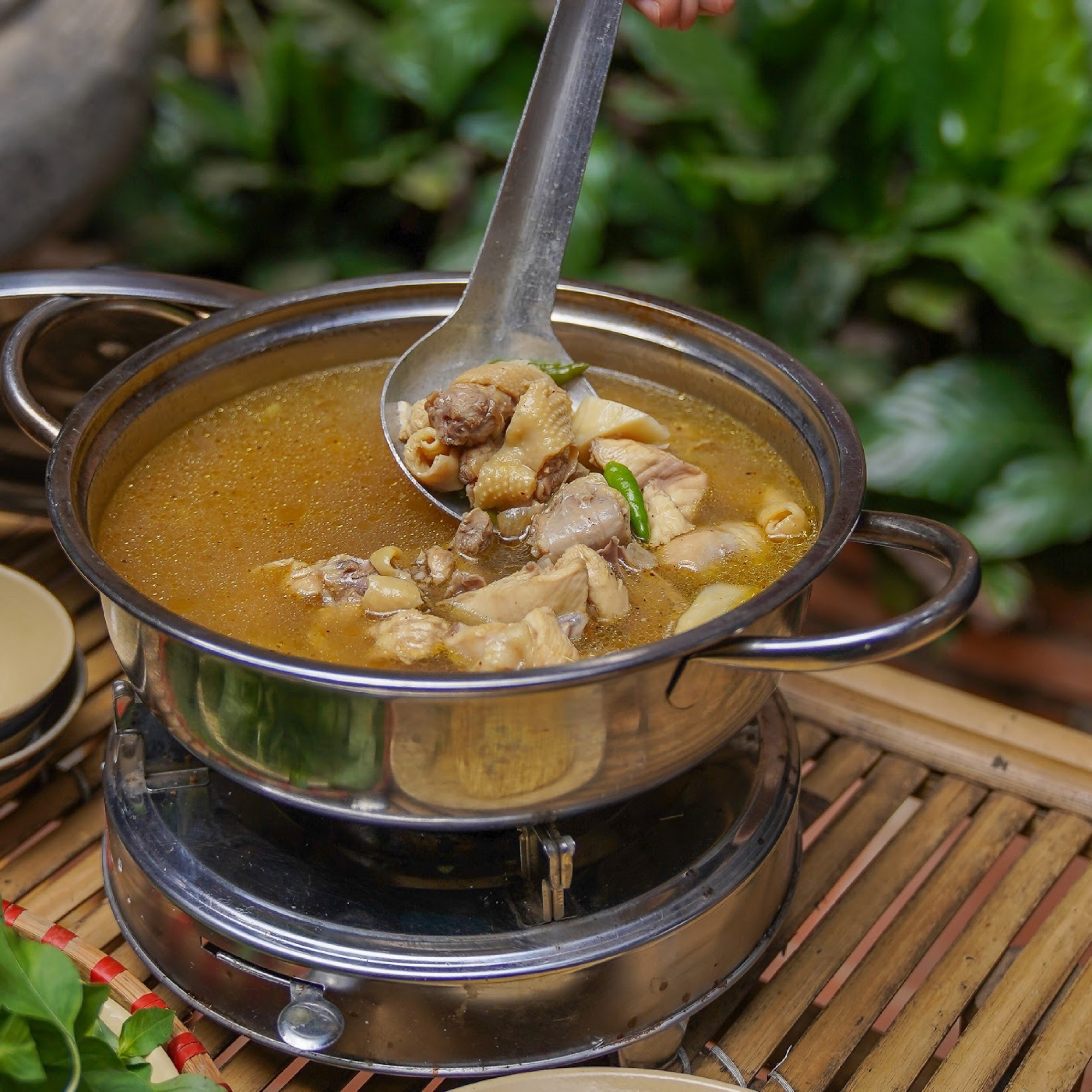 Lẩu gà lá é
